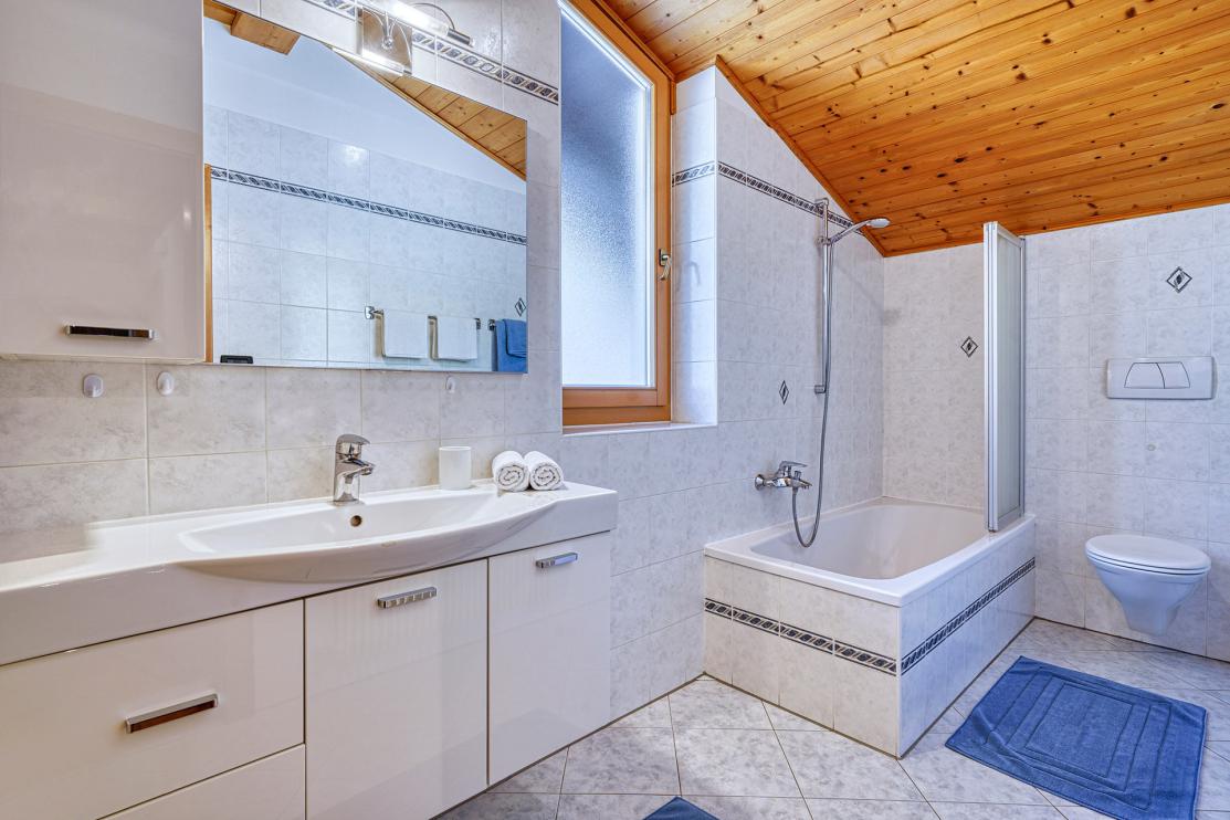 Bad mit Badewanne und Duschwand