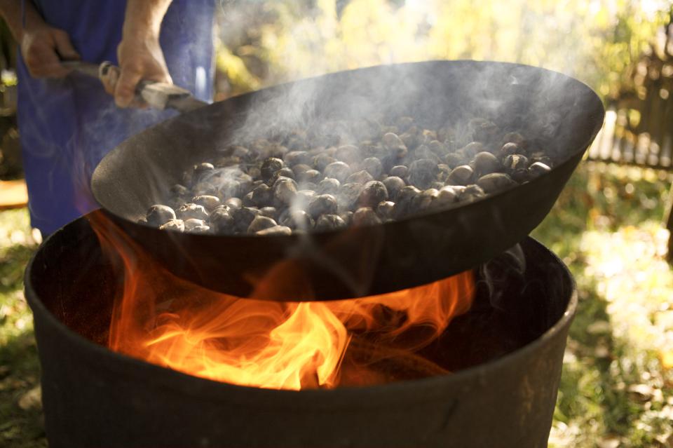 Kastanienbraten in einer Pfanne