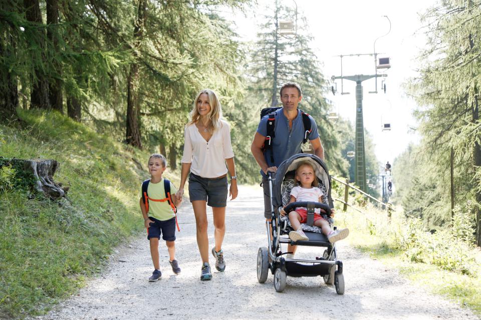 Familie wandert auf Forstweg