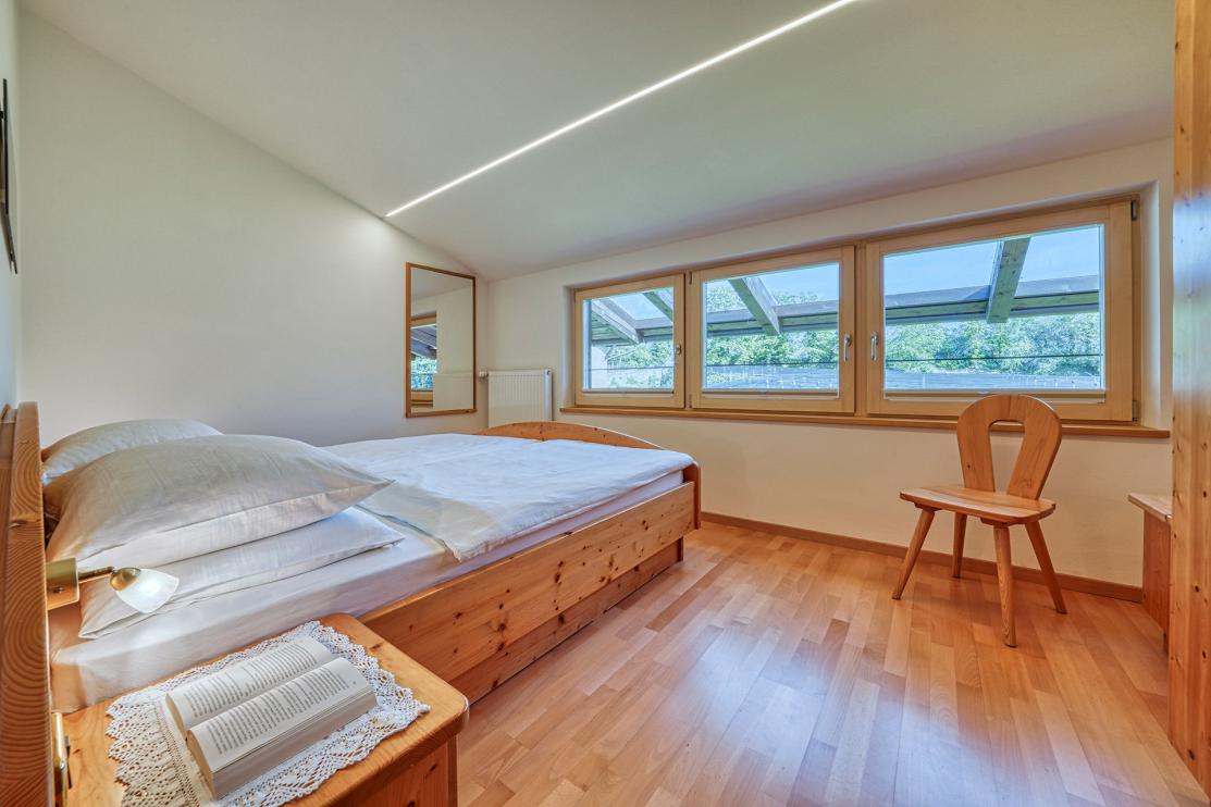 Schlafzimmer mit Doppelbett