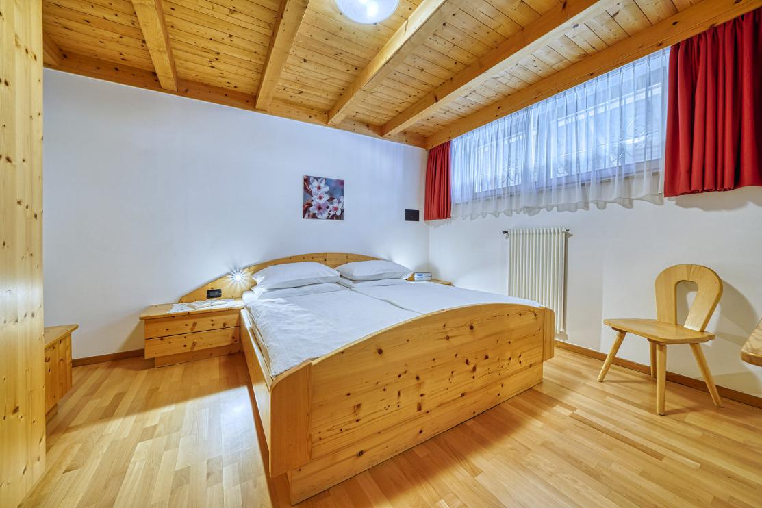 Schlafzimmer mit Doppelbett