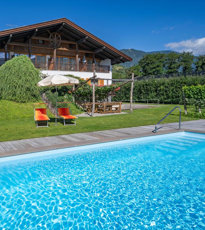 Schwimmbad mit Blick in die Obstweisen Schwimmbad mit Blick in die Obstweisen