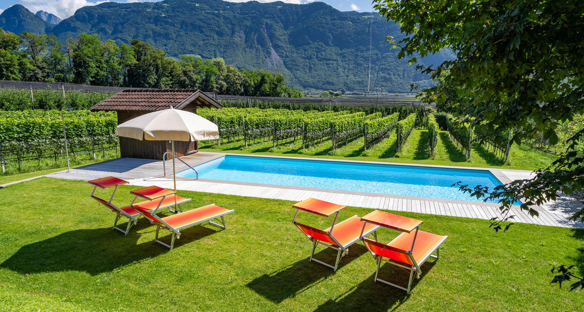 Schwimmbad mit Blick in die Apfelwiesen